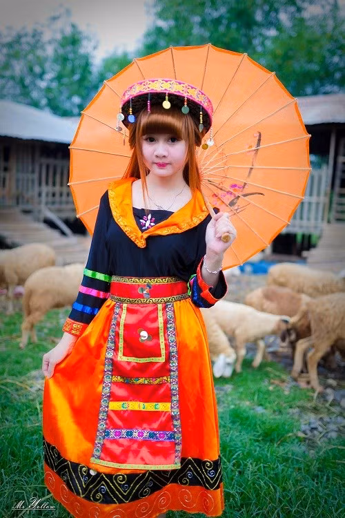 Cô nàng xinh xắn tên thật là Trần Thị Tuyết Mai, 21 tuổi, sinh ra và lớn lên tại Gia Lai. Hiện là nữ sinh năm 3, chuyên ngành Kế toán của một trường Đại học ở Đồng Nai.