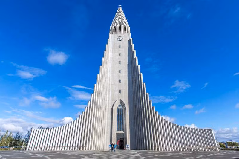 Nhà thờ Hallgrimskirkja, cao 73m, là một trong 6 công trình kiến trúc cao nhất tại Iceland. Được xây dựng vào năm 1945, công trình này cũng được sử dụng làm tháp quan sát.