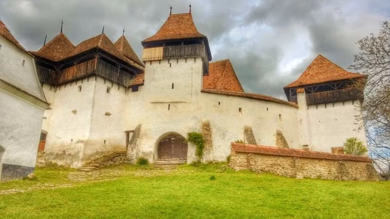 Nhà thờ Viscri Fortified với kiến trúc mái ngói đỏ hiếm thấy ở châu Âu tại ngôi làng Viscri, Romania.