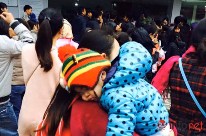 Trẻ đi tiêm chủng vắc xin tại Polyvac Thanh Xuân.