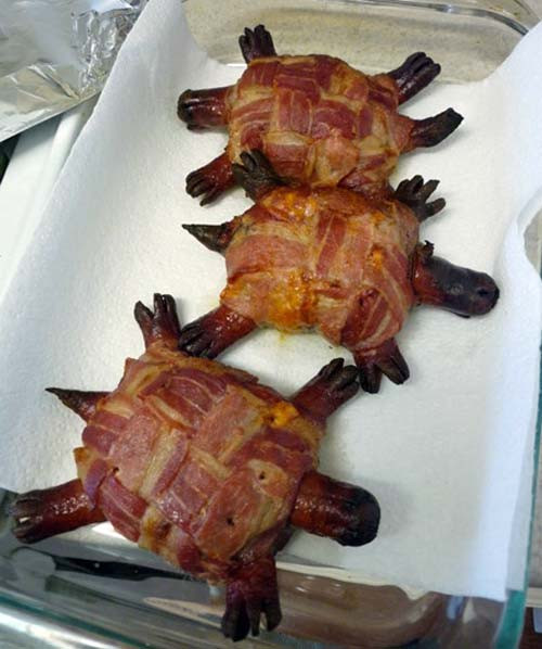 5. Rùa hầm Trong món ăn này, người ta chọn những chú rùa còn sống, rửa kỹ càng và đưa lên bàn ăn. Tại đây, thực khách gia tăng nhiệt của nồi nấu dần dần khiến chú rùa phải liên tục uống nước trong nồi để làm mát cơ thể. Nước hầm chứa đầy đủ gia vị sẽ theo đó ngấm vào cơ thể rùa, tạo thành món ăn “đại bổ” ngay khi vừa chín tới.