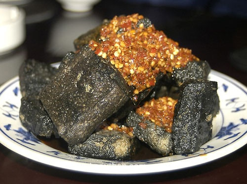 1. Đậu phụ thối Với những người không quen, món đậu phụ này có mùi thịt thối rữa. Người Trung Quốc cho rằng càng nặng mùi đậu phụ càng ngon. Để tạo ra mùi thum thủm đặc trưng này, đậu phụ cần phải ủ chung với sữa, rau cải và thịt trong khoảng 6 tháng. Ngoài ra, cũng cần các loại gia vị đặc biệt để gia tăng mùi “thối” cho món ăn Trung Quốc này.