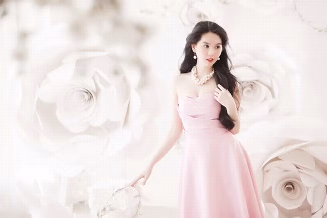 Tận dụng thương hiệu “Trắng như Ngọc Trinh”, cô nhanh chóng gặt hái được nhiều thành công trên lĩnh vực làm đẹp mà mình làm chủ. Có thời điểm, mỹ nhân Ngọc trinh thu về cho mình được từ 300 đến 400 triệu đồng mỗi tháng sau khi đã trừ đi mọi chi phí. Hiện nay dù tình hình kinh tế chung khó khăn nhưng người đẹp vẫn kiếm được hàng trăm triệu mỗi tháng từ hai cửa hàng quần áo và 1 cơ sở làm đẹp tại TP HCM.