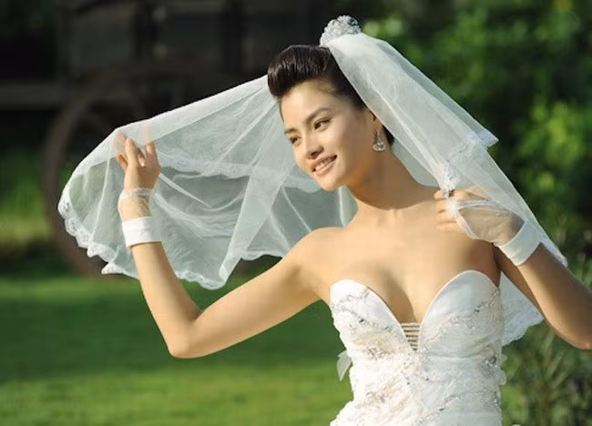 Vũ Thu Phương là một trong những vedette nổi tiếng của làng mốt Việt từ nhiều năm trước. Sau khi lấy chồng và sinh con, cô quyết định rời xa ánh hào quang showbiz và chuyển sang nghề thiết kế thời trang và kinh doanh quần áo.