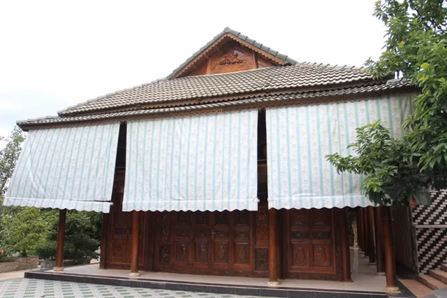 Quyết định nêu rõ, biện pháp cưỡng chế là buộc khắc phục hậu quả, khôi phục lại hiện trạng khu đất rừng, tổng diện tích 1.411 m2 mà ông Quang đã có hành vi vi phạm, tự ý chuyển mục đích sử dụng để xây dựng các công trình trên đất rừng đặc dụng, đất rừng phòng hộ, đất rừng sản xuất mà không được cơ quan nhà nước có thẩm quyền cho phép.