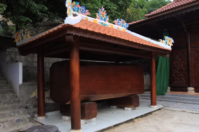 Một khúc gỗ lớn được ông Quang bố trí trang trọng ở bên trong biệt phủ.