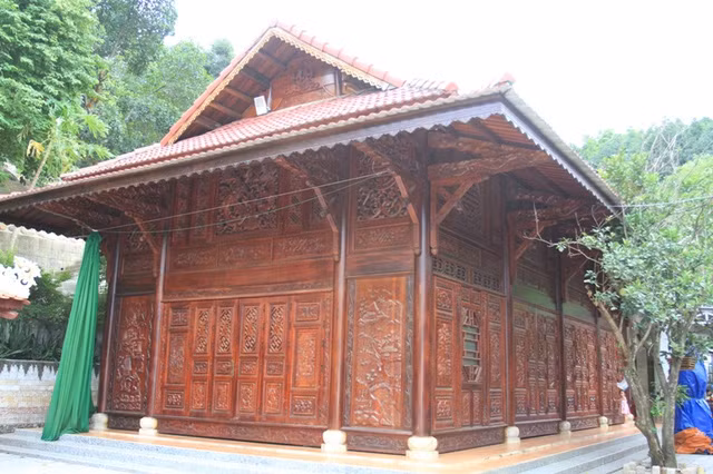 Bên trong "biệt phủ" của đại gia vàng chủ yếu là nhà rường được làm rất công phu...