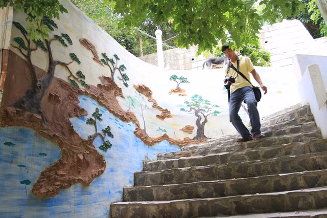 Các lối đi lại bên trong "biệt phủ" được trang trí rất đẹp...