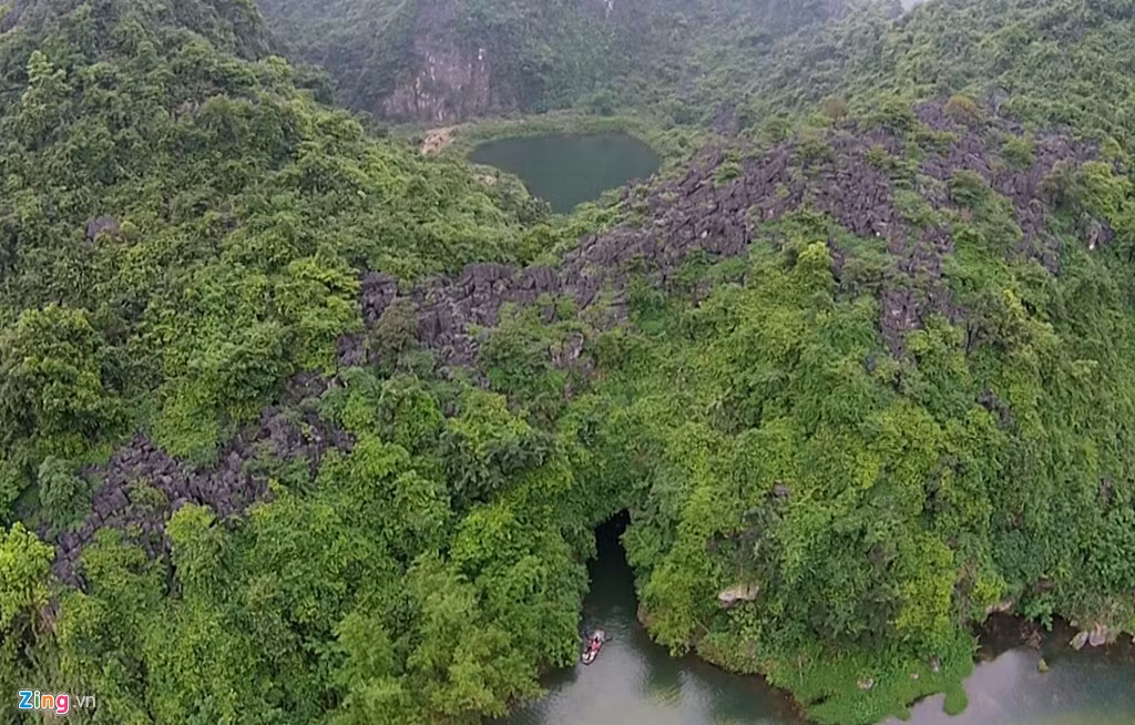 Với hệ thống hang động, núi đá vôi đồ sộ, Tràng An cũng là một trong những địa điểm xuất hiện trong phim Kong: Skull Island. Để tham quan được hết khu du lịch sinh thái Tràng An, bạn sẽ mất từ 3-4 tiếng ngồi thuyền. Giá vé tham quan bao gồm cả vé thuyền là 200.000 đồng/người lớn và 100.000 đồng/trẻ em dưới 1m40. Ảnh: Hoàng Anh.