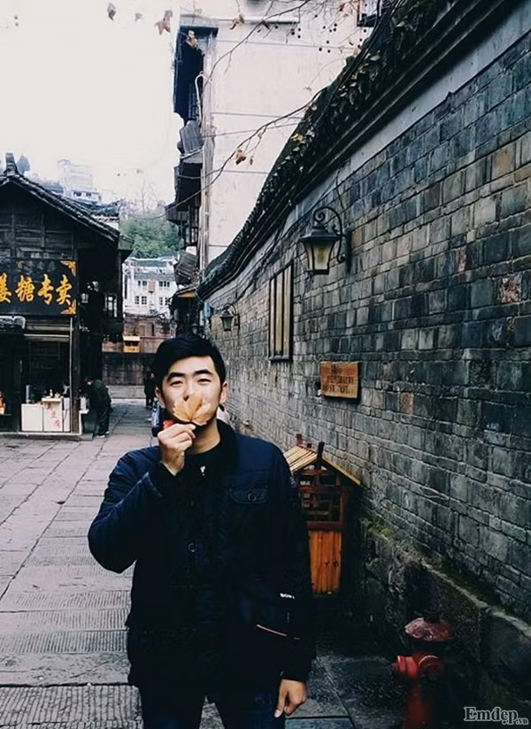 Một chuyến thăm trấn Phượng Hoàng sẽ khiến bạn nhớ mãi từng dãy nhà, từng góc phố, từng ngõ nhỏ tại nơi đây - nơi đã để lại một phần kỷ niệm tuyệt vời trong trang sách "Tuổi thanh xuân". Để rồi sau này khi lật giở lại, bạn có thể cảm nhận mọi thứ thêm một lần nữa...