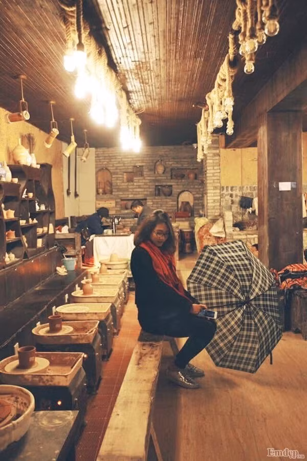 Nếu có cơ hội thì bạn hãy dành buổi tối trong một quán cà phê với âm thanh, ánh sáng đậm chất phố cổ. Ngồi nhâm nhi tách trà nóng hổi ngắm hạt mưa tí tách rơi bên thềm nhà, đảm bảo bạn sẽ không muốn rời khỏi đây.