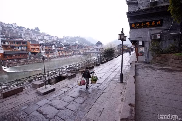 Nhắc tới Phượng Hoàng cổ trấn thì chúng ta không còn quá xa lạ khi thông tin về địa danh này đang “làm mưa làm gió” trên Facebook và Instagram. Với giao thông tiện lợi, dễ di chuyển, nơi này cũng nhanh chóng trở thành một trong những tour du lịch hot nhất tới Trung Quốc trong hai năm trở lại đây.