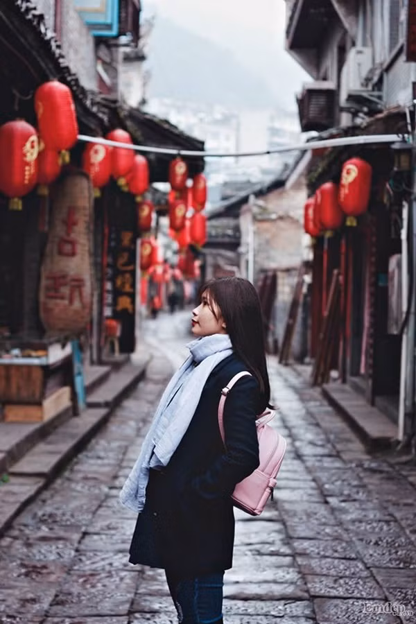 Những căn nhà mái ngói âm dương, đường lát đá là bối cảnh trong nhiều bộ phim cổ trang Trung Quốc cũng là góc chụp đẹp "không góc chết" ở đây.