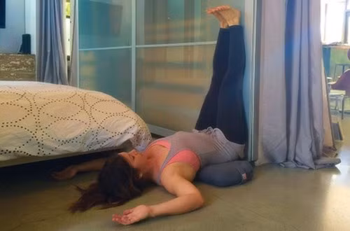 7. Vận động khoảng 10 – 20 phút Trước khi ngủ, bạn có thể vận động trên giường để cơ thể thả lỏng, giúp nâng cao thể chất và tinh thần.