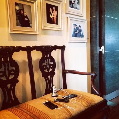 5. Bỏ các thiết bị điện tử, di động ra khỏi phòng ngủ Giáo sư Charles Czeisler, chuyên gia y tế về giấc ngủ thuộc Đại học Harvard (Mỹ), khẳng định việc bỏ điện thoại ra khỏi phòng ngủ là một thói quen cực tốt cho sức khỏe của bạn. Đặc biệt, không nên sử dụng điện thoại vào ban đêm vì ánh sáng từ điện thoại di động sẽ khiến não bộ của bạn bị “đánh lừa” rằng đây đang là ban ngày, và nó sẽ phá vỡ nhịp giấc ngủ của bạn. Vì vậy, bạn nên tắt hết các thiết bị điện tử, máy tính bảng, máy tính xách tay… để có một giấc ngủ ngon và thoải mái tinh thần. Ngủ đủ giấc sẽ giúp bạn có sức khỏe tốt, dẻo dai, trẻ khoẻ.