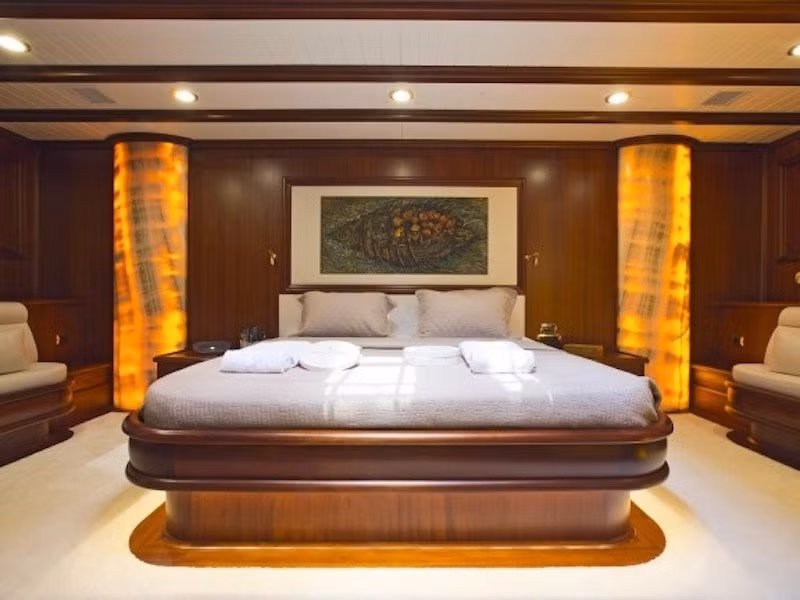 Regina có 6 cabin đủ cho 12 khách và được tân trang lại sau khi hoàn thành các cảnh quay trong phim "Skyfall". Du khách có thể nghỉ ngơi tại một trong 6 cabin bất kỳ.