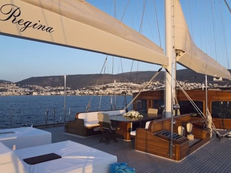 Regina từng có mặt trên thị trường vào năm 2012, được hãng Fraser Yachts rao bán với giá 14 triệu USD. Trong phim "Skyfall", hai diễn viên chính Daniel Craig và Berenice Marlohe đã quay phim trên thuyền tại vịnh Fethiye ở Thổ Nhĩ Kỳ.