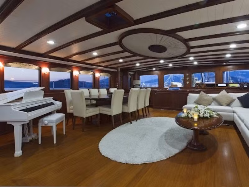 ... đồng thời có một chiếc piano trắng hiệu Baby Grand.