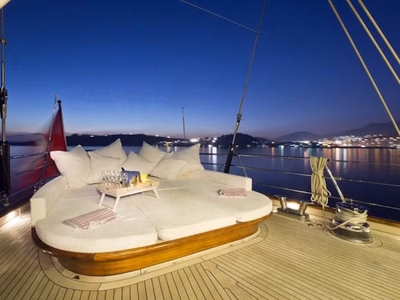 Tấm đệm đặt gần đuôi thuyền để du khách ngả lưng khi nhâm nhi đồ uống vào ban đêm.