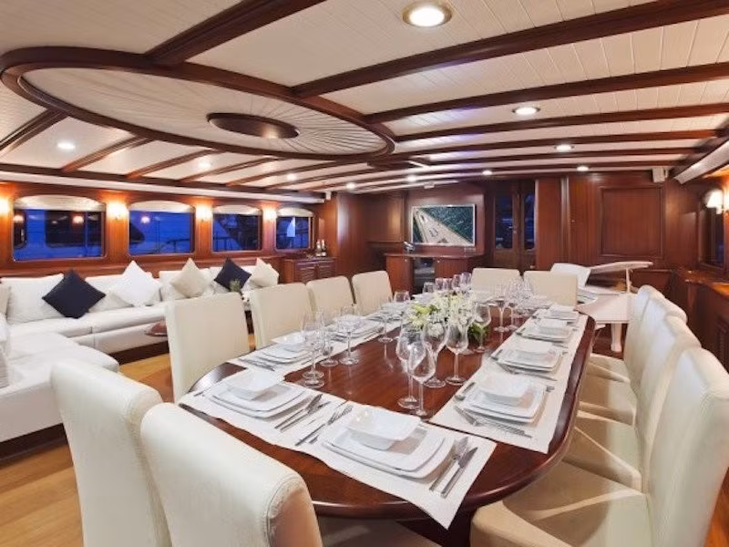 Bàn ăn trong phòng khách đủ chỗ cho cả 12 khách.