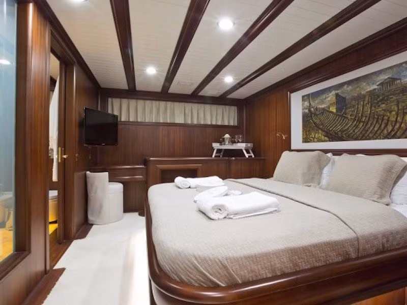 Tất cả đều được bày biện thanh lịch, lắp đặt truyền hình vệ tinh và đầu đĩa DVD.