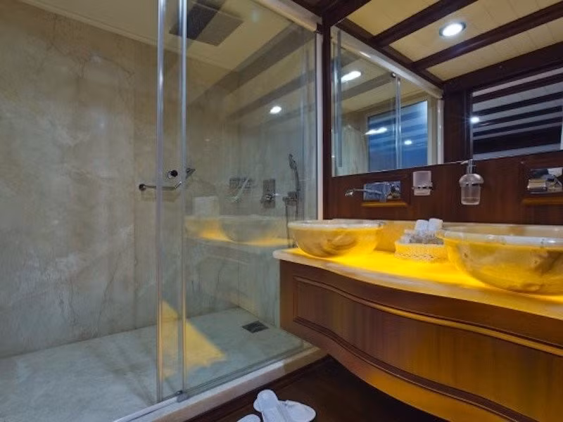 Nhà tắm có hai bồn rửa mặt riêng.