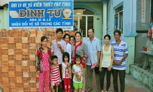 Gia đình bà Tuyết đến đại lý vé số lãnh thưởng an ủi vào ngày 16/4 (Ảnh: Pháp Luật TP HCM)