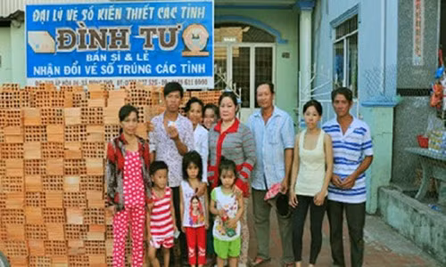 Gia đình bà Tuyết đến đại lý vé số lãnh thưởng an ủi vào ngày 16/4 (Ảnh: Pháp Luật TP HCM)