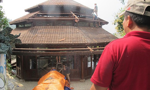 Nhóm thợ mộc tháo dỡ căn nhà Bát Gác trong biệt phủ trước đây. Ảnh: H.L