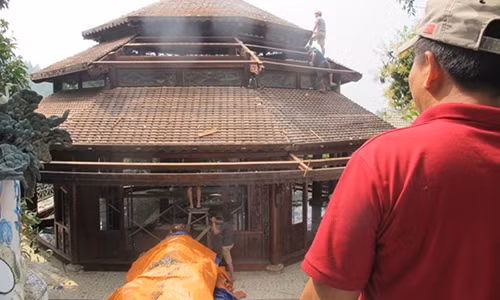 Nhóm thợ mộc tháo dỡ căn nhà Bát Gác trong biệt phủ trước đây. Ảnh: H.L