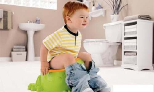 Nhung sai lam nen tranh khi tre bi tieu chay vi nang nong