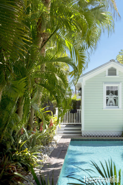 Bể bơi Nằm ở vùng khí hậu nhiệt đới, căn nhà không thể thiếu một chiếc bể bơi nhỏ để giải nhiệt vào mùa hè. Tường nhà đằng sau được sơn cùng màu ngọc lam như trước hiên.