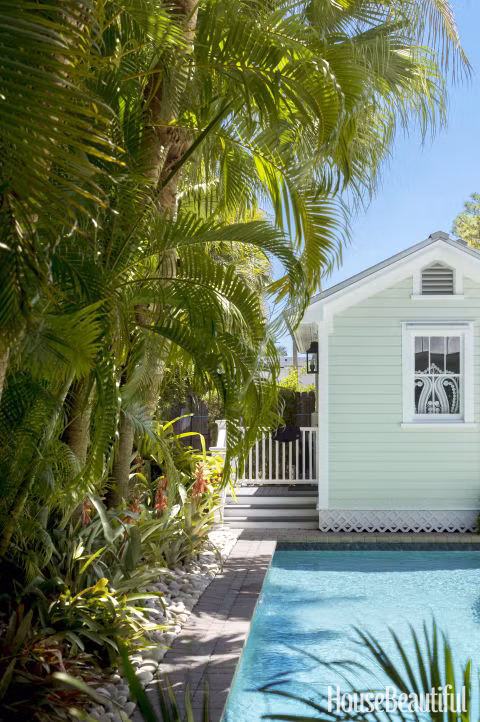 Bể bơi Nằm ở vùng khí hậu nhiệt đới, căn nhà không thể thiếu một chiếc bể bơi nhỏ để giải nhiệt vào mùa hè. Tường nhà đằng sau được sơn cùng màu ngọc lam như trước hiên.