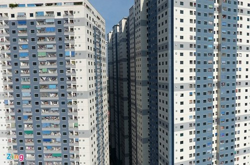 Tuy chung cư Kim Văn - Kim Lũ cao 45 tầng chưa từng xảy ra cháy nổ nhưng bị Cảnh sát PCCC công bố là một trong 14 tòa chung cư của ông Lê Thanh Thản không đảm bảo quy định về PCCC. Ngoài ra, cư dân phản ánh, sống và sinh hoạt tại đây rất bất tiện, thậm chí rất khổ sở.