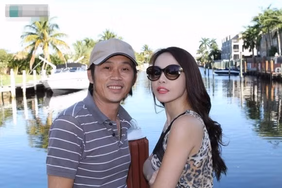 Là danh hài nổi tiếng tại Việt Nam, cuộc sống riêng tư của Hoài Linh luôn là đề tài khiến dư luận quan tâm. Trái với sự tò mò của mọi người, Hoài Linh lại là danh hài được xem là kín tiếng nhất nhì Việt Nam. Những thông tin về cuộc sống riêng tư của Hoài Linh vô cùng ít ỏi. Người ta chỉ biết rằng Hoài Linh được sinh ra trong một gia đình có 6 anh em, 3 trai - 3 gái. Ngoài 2 người chị phía trên, Hoài Linh có một cô em gái xinh đẹp có tên là Phương Trang.