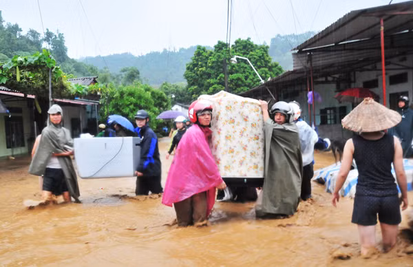Người dân đang di chuyển đồ đạc về nơi an toàn.
