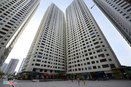 Cảnh sát PCCC đã điều 5 xe cứu hỏa, 1 xe thang và các phương tiện cứu hộ, cứu nạn đến hiện trường. Xe thang vươn lên tầng 9 và cảnh sát cắt lưới kim loại để giải cứu người dân. Trưa cùng ngày, những người mắc kẹt tại tòa nhà mới được giải cứu.