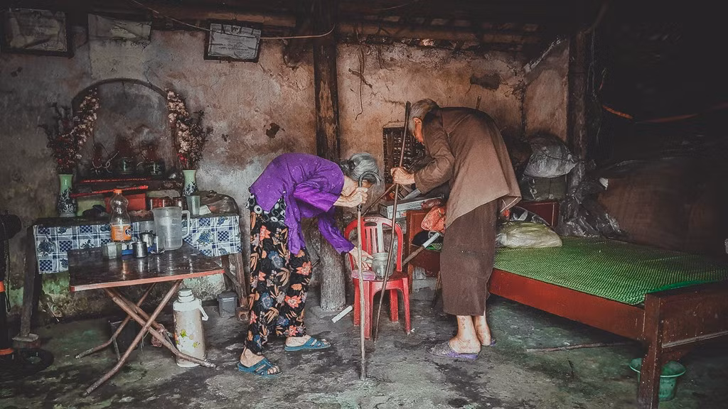 Hai cụ có hoàn cảnh rất khó khăn, thường xuyên đau yếu. Các con của cụ cũng mắc bệnh hiểm nghèo dẫn đến tình trạng không ai chăm sóc được cho bố mẹ. Có những đêm cụ ông lên cơn đau tim, cụ bà phải thức trắng chăm sóc.