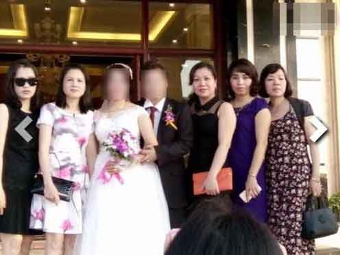 Trên một vài diễn đàn mạng lớn đang chia sẻ nhiều hình ảnh về đám cưới đồng tính này. "Cô dâu, chú rể" là hai người phụ nữ đã lớn tuổi. Hôn lễ được tổ chức vào ngày 30/7/2016 tại TP. Cẩm Phả (Quảng Ninh). Các cô không còn ở độ tuổi trẻ trung, đã có gia đình riêng, con cháu đề huề, nhưng vẫn mạnh dạn đến với nhau trước sự chứng kiến, ủng hộ của gia đình, bạn bè.