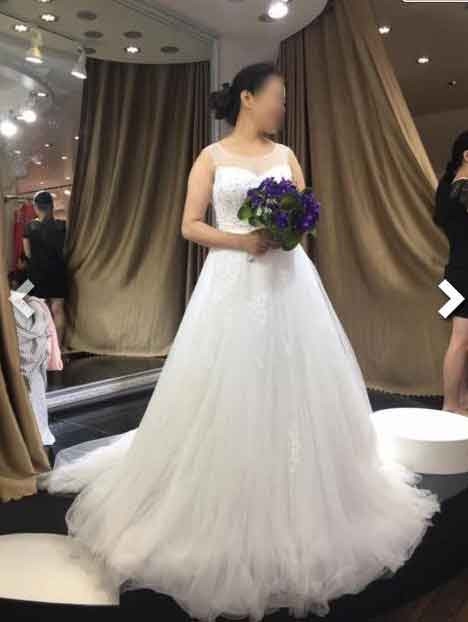 Trao đổi với PV VNN, quản lý tại nhà hàng tổ chức đám cưới cho cặp đôi này, cho biết: “Trước đó ít ngày, nhân viên của nhà hàng có nhận được đơn đặt hàng tổ chức đám cưới cho hai người phụ nữ có tên Phương Phạm và Tuyết Nhung. Họ khoảng 50 tuổi.