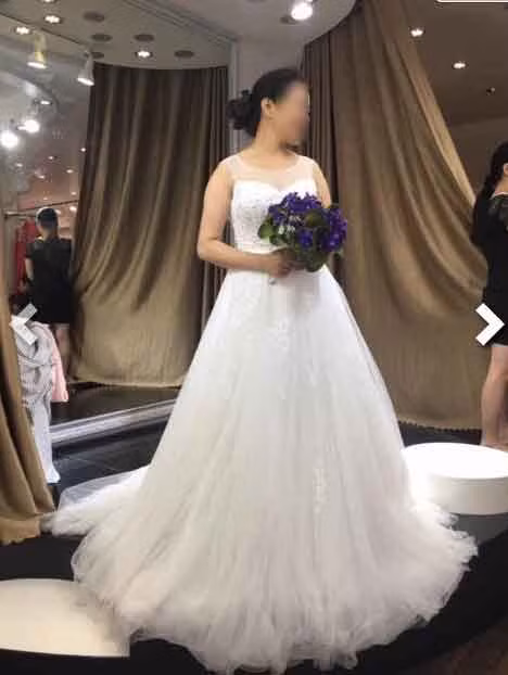 Trao đổi với PV VNN, quản lý tại nhà hàng tổ chức đám cưới cho cặp đôi này, cho biết: “Trước đó ít ngày, nhân viên của nhà hàng có nhận được đơn đặt hàng tổ chức đám cưới cho hai người phụ nữ có tên Phương Phạm và Tuyết Nhung. Họ khoảng 50 tuổi.