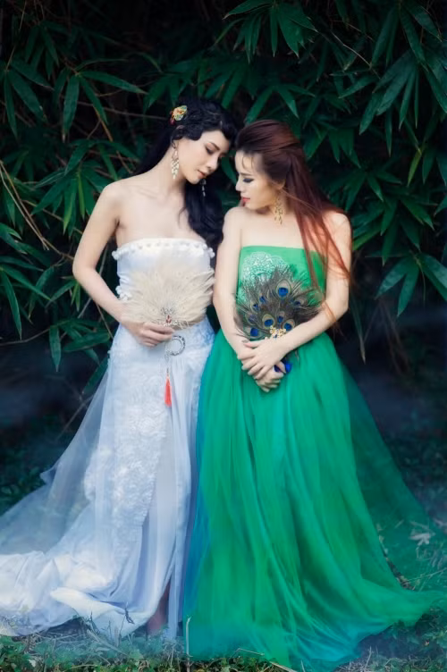 Hình ảnh bạn trẻ hóa thân thành các nhân vật lịch sử trong truyền thuyết không còn quá xa lạ. Thế nhưng mỗi lần xuất hiện những hình ảnh hóa thân thành các nhân vật lịch sử đều khiến mọi người xuýt xoa. Mới đây, cô nàng Thiên Trúc và người bạn của mình Phương Vy vừa tung một bộ ảnh vô cùng đẹp, khắc họa hai nhân vật truyền thuyết " Thanh xà Bạch xà" tu luyện ngàn năm để trở thành người. Những hình ảnh 3D sống động đã khiến bộ ảnh gây chú ý trong vài giờ qua.