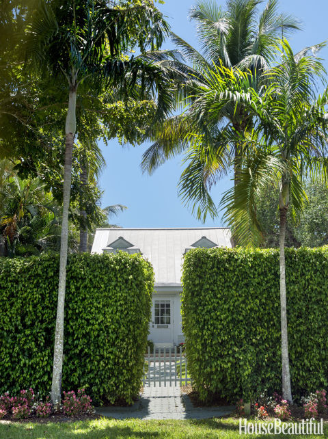 Ngoại cảnh Một cánh cổng gỗ thấp xen giữa hai hàng rào xanh mướt mang lại cảm giác yên bình. Nó là điểm nhấn đầu tiên thu hút mắt nhìn của những người qua đường. Kiểu thiết kế này rất được ưa chuộng ở Mỹ vào những năm 1920 - nhà thiết kế Albert Hadley cho biết.