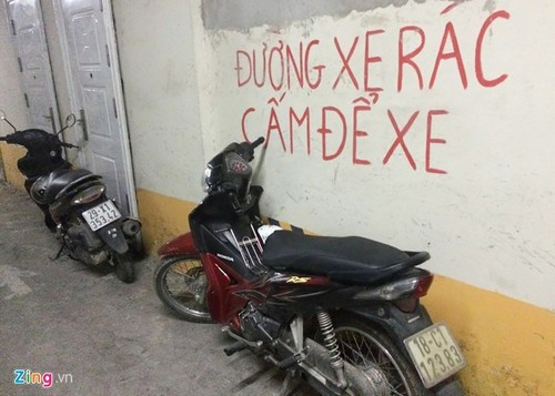 Lối đi lại, đường xe rác dựng xe máy chắn lối. (Ảnh chụp tại hầm để xe chung cư CT4C). Do mật độ dân cư quá lớn, vào buổi tối, phương tiện không còn chỗ để, phải dựng tràn ra lối đi khiến nhiều người xe để sâu bên trong không lấy ra được, dễ bức xúc.