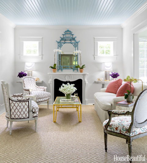 Phòng khách Khác với các ngôi nhà khác, nội thất được chọn phù hợp với màu sơn thì ở đây chủ nhà mua bàn ghế trước khi quyết định màu sơn cho ngôi nhà. Chiếc gối Mondo Norbar là điểm nhấn nhiệt đới cho toàn bộ căn phòng màu trung lập.