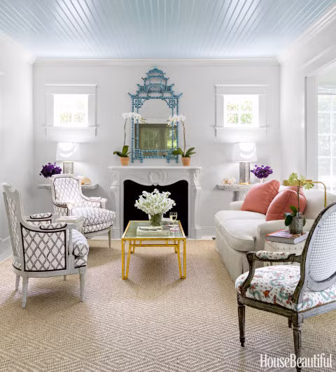 Phòng khách Khác với các ngôi nhà khác, nội thất được chọn phù hợp với màu sơn thì ở đây chủ nhà mua bàn ghế trước khi quyết định màu sơn cho ngôi nhà. Chiếc gối Mondo Norbar là điểm nhấn nhiệt đới cho toàn bộ căn phòng màu trung lập.