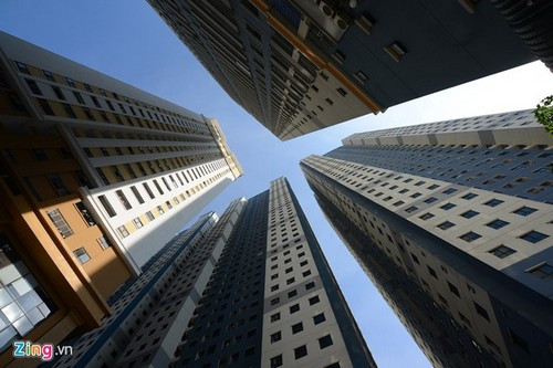 Chiều 26/6, nhiều cư dân ở khu vực tầng 21 tòa nhà CT12B, khu đô thị Kim Văn - Kim Lũ, Hà Nội hốt hoảng khi thấy nước bất ngờ phun mạnh từ thang máy ra ngoài sảnh, tràn cả vào nhà. Nhiều người phải lấy xô, chậu, khăn lau để “tát” nước.