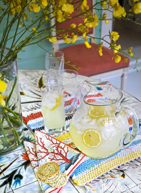 Bàn trà Trang trí trên bàn trà cũng nhất quán với không gian xung quanh. Chiếc bàn mây này được sản xuất theo phong cách Pháp những năm 1950.