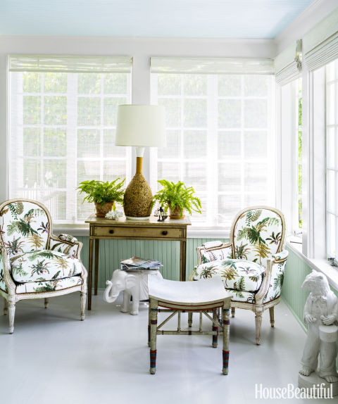 Góc thư giãn Đối diện với khu bàn trà là góc nghỉ ngơi, đọc sách. Chủ nhà tiết lộ bộ bàn ghế này có tên là Brunschwig &amp; Fils 'Les Fougeres. Những họa tiết nhiệt đới bọc trên mặt ghế rất thịnh hành vào những năm 40 của thế kỉ trước.