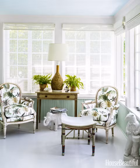 Góc thư giãn Đối diện với khu bàn trà là góc nghỉ ngơi, đọc sách. Chủ nhà tiết lộ bộ bàn ghế này có tên là Brunschwig &amp; Fils 'Les Fougeres. Những họa tiết nhiệt đới bọc trên mặt ghế rất thịnh hành vào những năm 40 của thế kỉ trước.